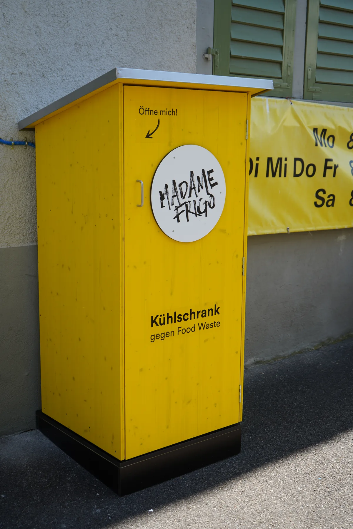 Eine gelbe Holzbox die als Kühlschrank fungiert.